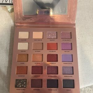 Iconic eyeshadow palette